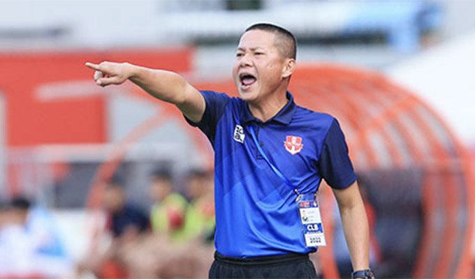 HLV Chu Đình Nghiêm chỉ đạo trong một trận đấu. Ảnh: Phan Tùng