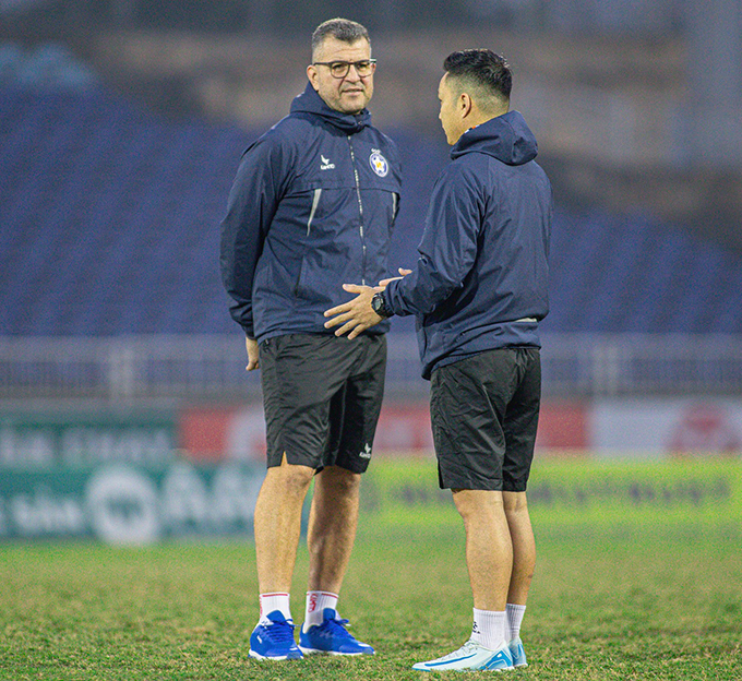 Tân GĐKT Cristiano Roland đã thua 2 trận liên tiếp kể từ khi thay ông Trương Việt Hoàng. Ảnh: ĐN FC