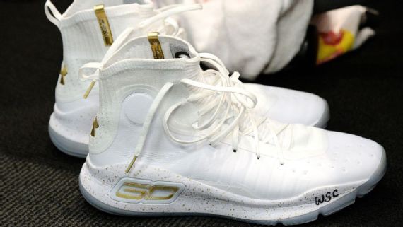 Đôi Curry 4 được Steph Curry ra mắt ở Game 1