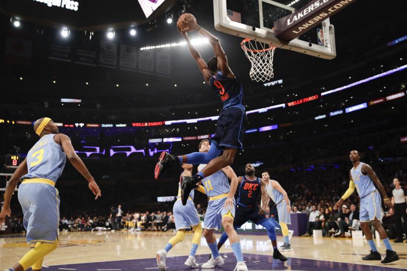 Tin NBA ngày 5/1: 5 cầu thủ Lakers đứng nhìn Jeremy Grant úp rổ.
