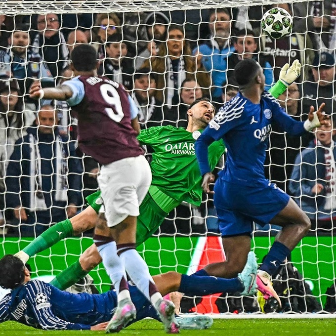 Donnarumma bay người cản phá cú sút hiểm hóc của Marcus Rashford