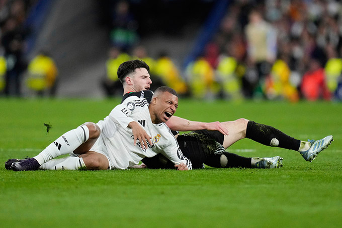 Rice trong một pha tranh chấp với Mbappe