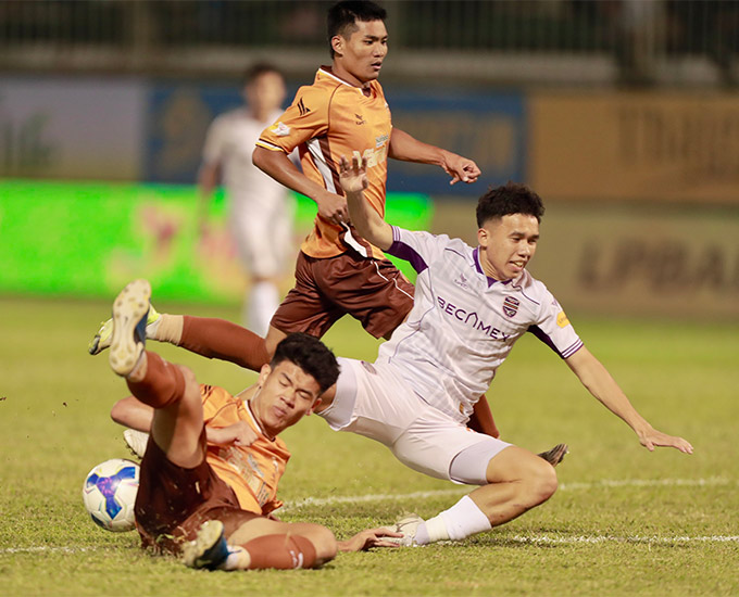 Trung vệ 18 tuổi Đinh Quang Kiệt ra mắt ấn tượng ở V.League - Ảnh: Cao Nguyên 