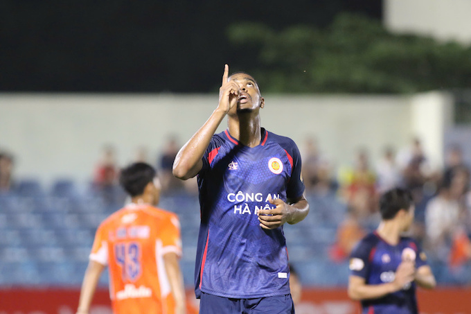 Niềm vui của Alan khi có bàn nâng tỷ số lên 2-1 cho CAHN - Ảnh: Phi Hải 