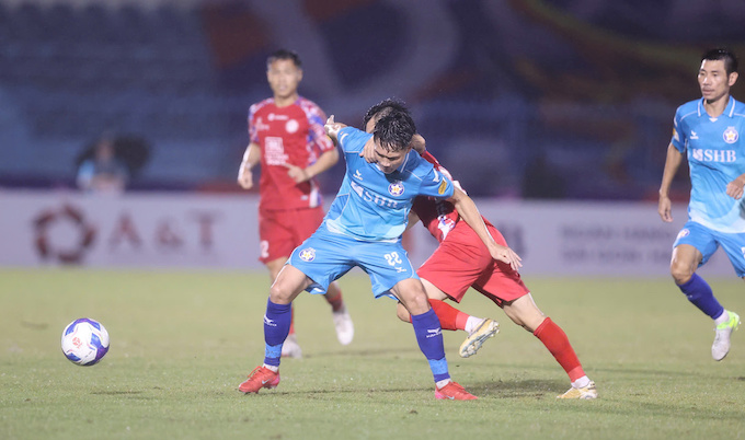 SHB Đà Nẵng (áo xanh) vẫn chưa thể tận dụng được lợi thế của mình. Ảnh: Phi Hải 