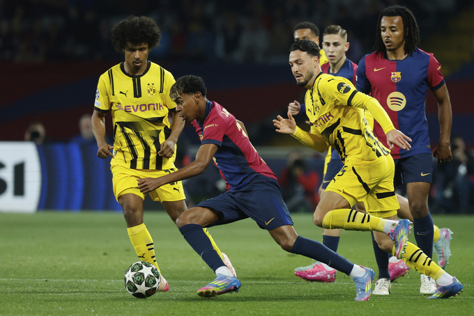 Dortmund đã để hổng cả hai cánh trong trận lượt đi với Barca.