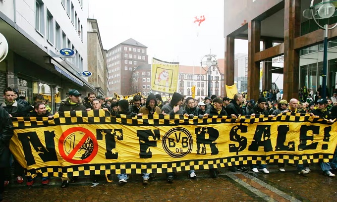 Người hâm mộ diễu hành yêu cầu giữ lại Dortmund vào năm 2005