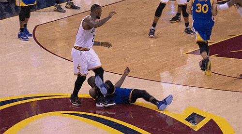 Cánh tay của Green khiến LeBron ức chế