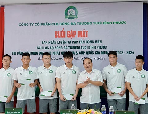 Đội chủ nhà Bình Phước để đối thủ thi đấu lấn lướt và có 2 bàn thắng dẫn trước
