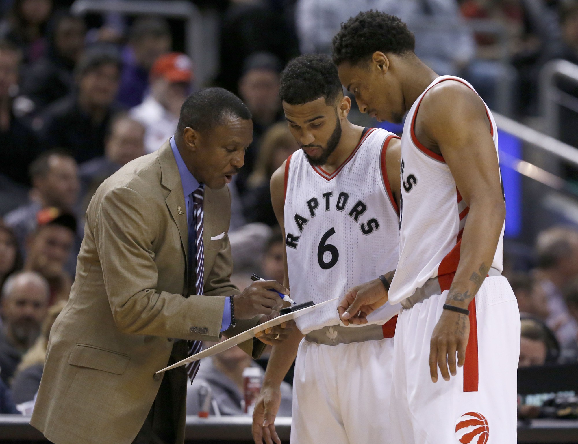 Dwane Casey đoạt giải ''Coach of the Year'' (Huấn Luyện Viên Của Năm)