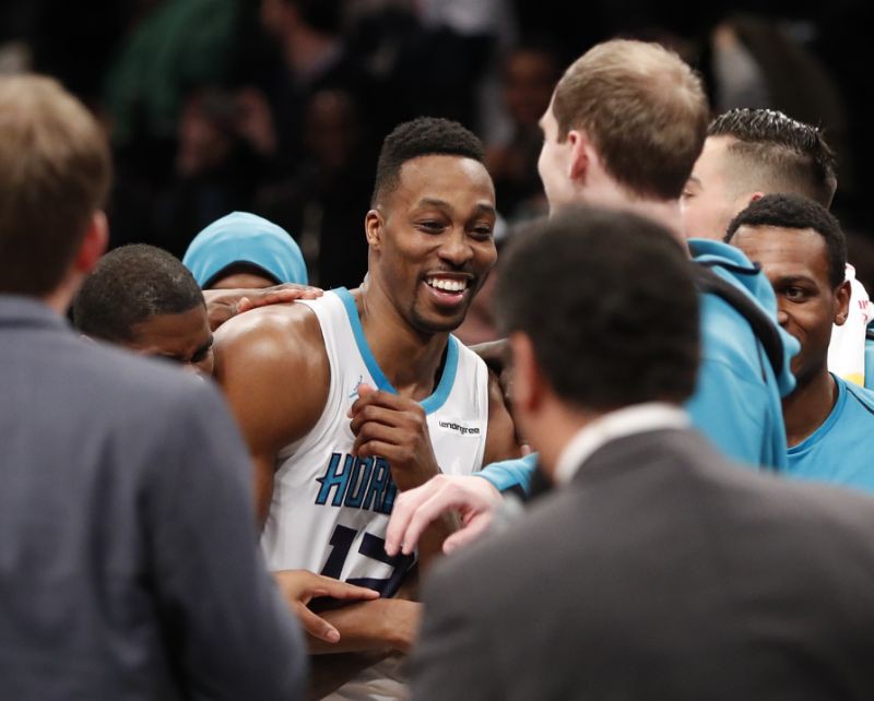 Tin NBA ngày 22/3: Howard vui mừng với thành tích lập được sáng nay.
