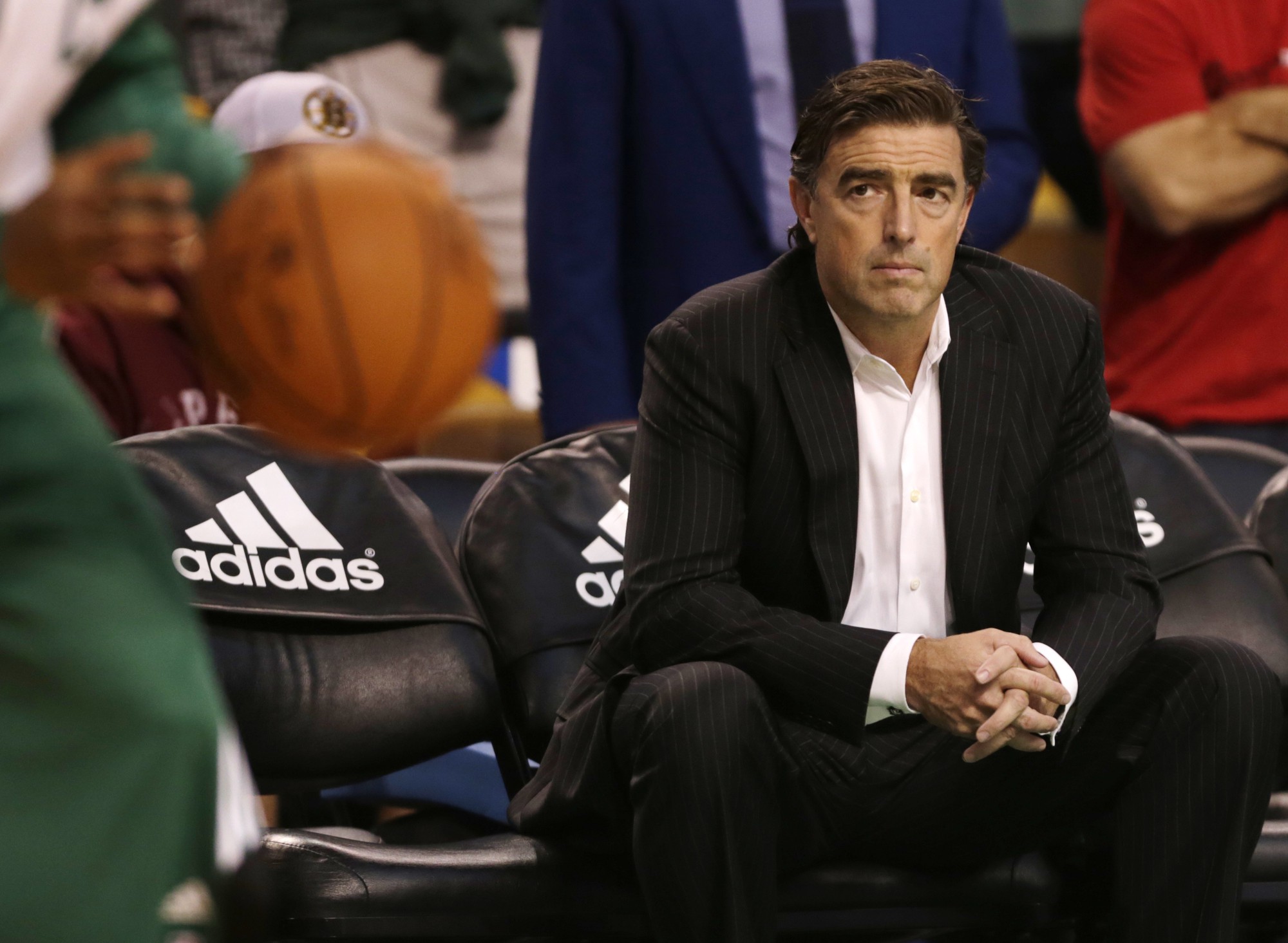 Tin NBA ngày 13/10: Ông chủ Celtics cũng đã lên tiếng an ủi Thomas.