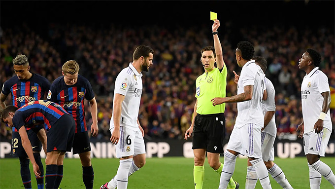 Trong tài Ricardo de Burgos Bengoetxea bắt chính trận El Clasico