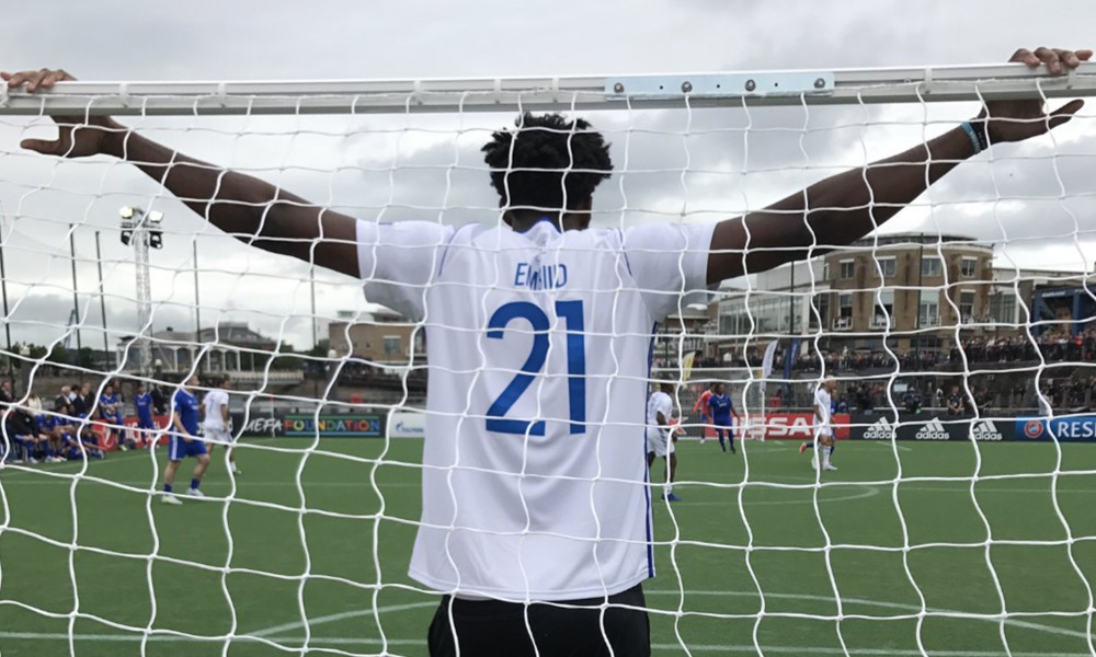 Embiid làm thủ môn tại môt trận giao hữu Champion League.