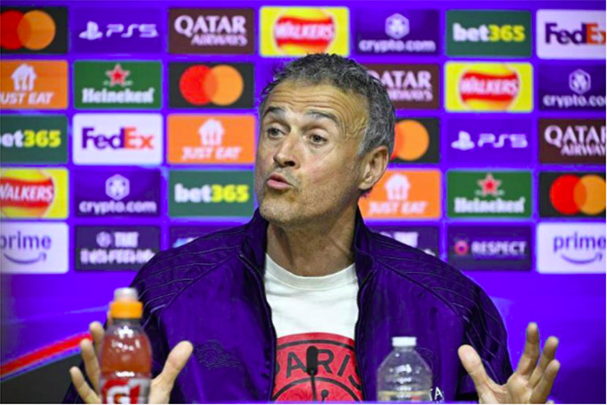 Lucho khẳng định ông thích nghi "vô tư" với điều kiện tại sân Villa Park