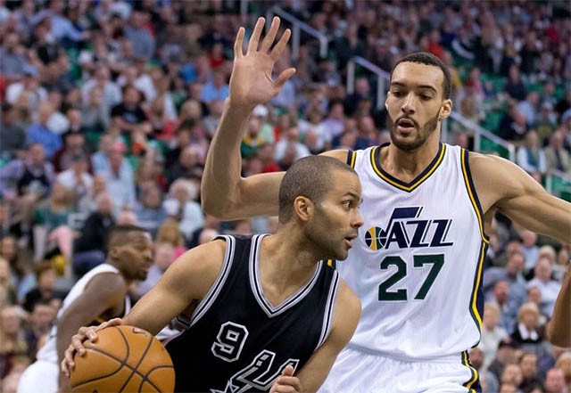 Tony Parker của San Antonio Spurs trước sự truy cản của Rudy Gobert (Utah Jazz)