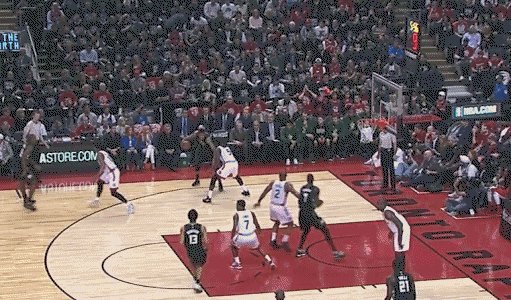 Cú dunk thứ 2 của Giannis Antetokounmpo giúp Bucks dẫn ngược lại 17-15 ngay hiệp 1
