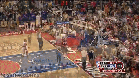 Tình huống LeBron ghi điểm quyết định hạ Detroit Pistons ở Game 5