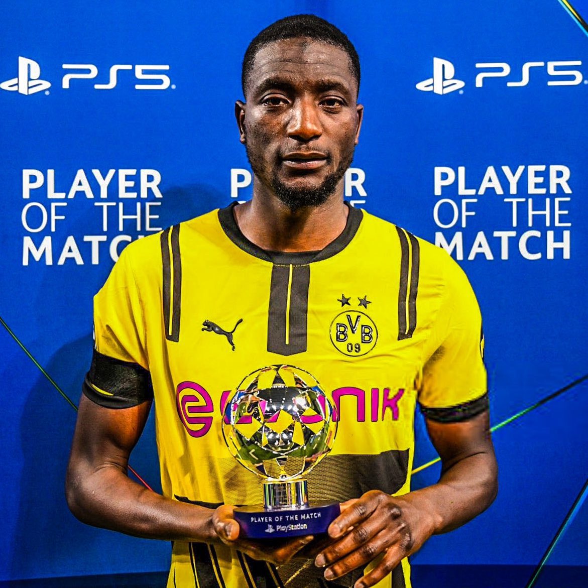 guirassy giành giải Cầu thủ hay nhất trận khi Dortmund đấu với Barcelona