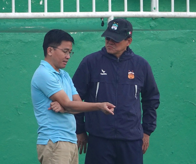 Ông Nguyễn Tấn Anh và Vũ Tiến Thành. Ảnh: HAGL FC