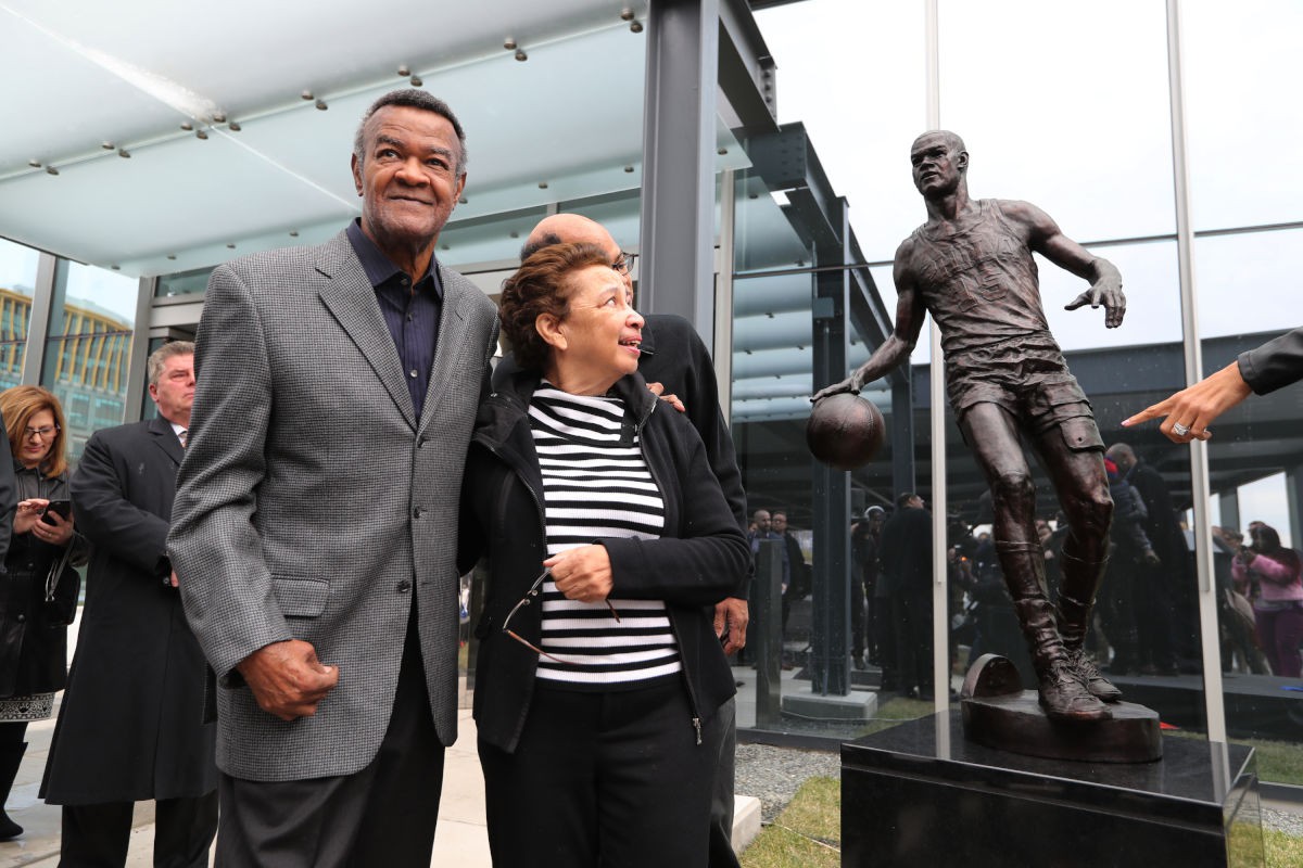 Hal Greer và bức tượng của chính ông.