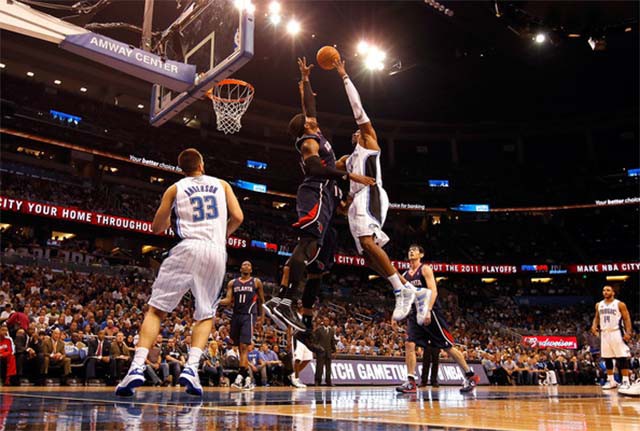 Atlanta Hawks (áo sẫm) ''giúp'' dàn công cùn của Orlando Magic (áo trắng) bỗng nhiên sắc bén.
