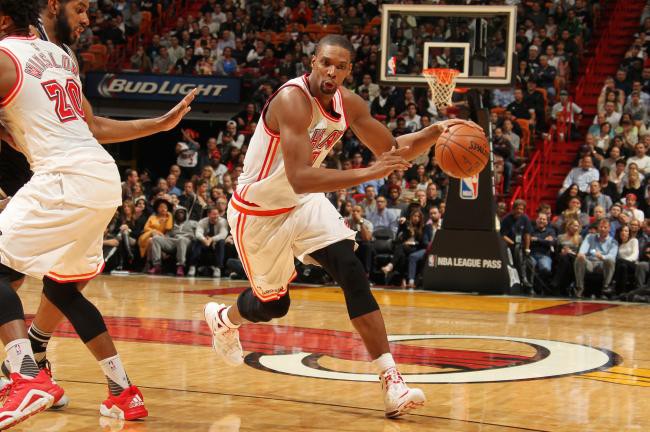 Chris Bosh (phải) có thể vẫn được thi đấu tại NBA