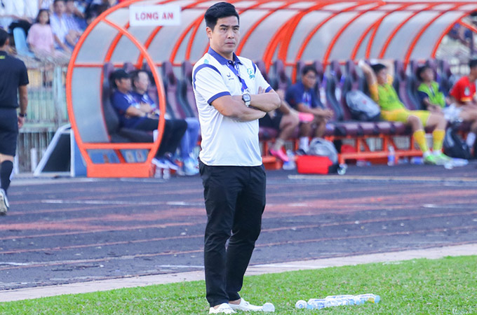 HLV Việt Thắng vẫn thận trọng khi nói về tấm vé thăng hạng V.League - Ảnh: NB