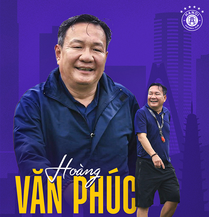 HLV Hoàng Văn Phúc (bìa trái) đang tạm quyền HLV trưởng CLB Hà Nội - Ảnh: Minh Tuấn 