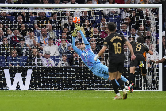 Cú đánh đầu kết liễu Real Madrid của Hugo Duro.