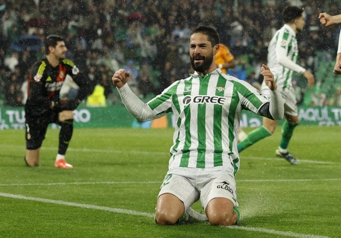 Isco có bàn thắng thứ 10 ở mùa này vào ngày sinh nhật lần thứ 33