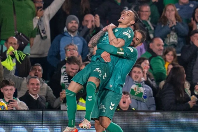 Cặp đôi Antony - Isco đang giúp Isco bay cao trên BXH La Liga