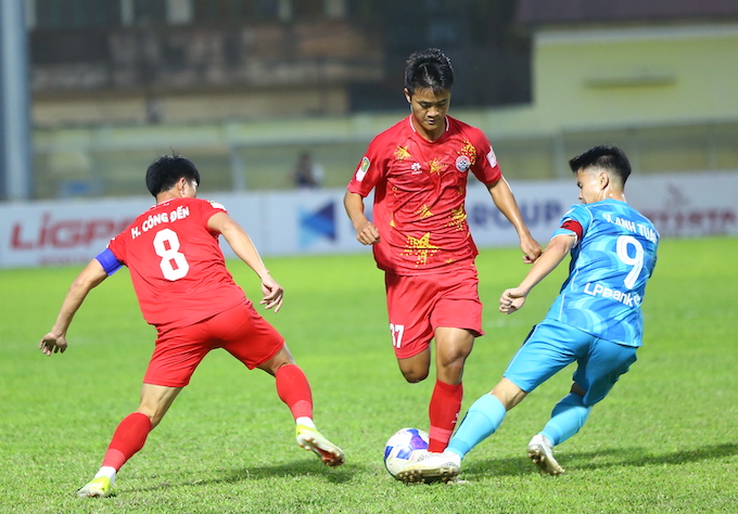 PVF CAND (áo đỏ) lấn lướt hoàn toàn so với chủ nhà Hoà Bình. Ảnh: CTV