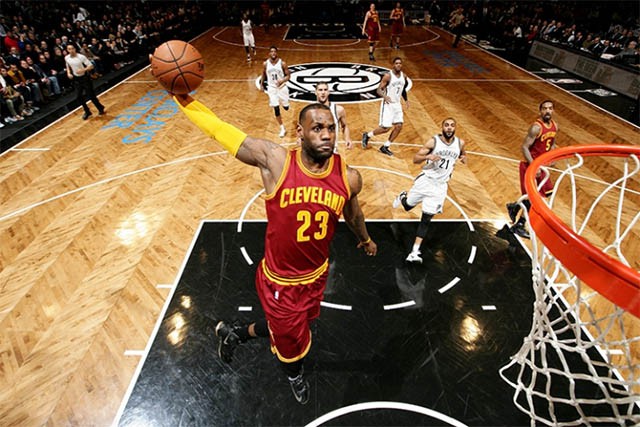 Tốc độ đột phá và úp rổ của LeBron thật đáng nể