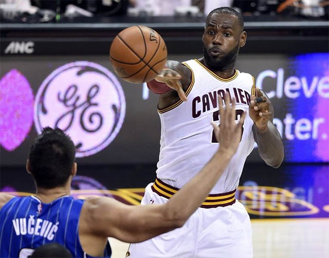 Shaquille O'Neal cho rằng LeBron James gắn kết đồng đội như Magic Johnson