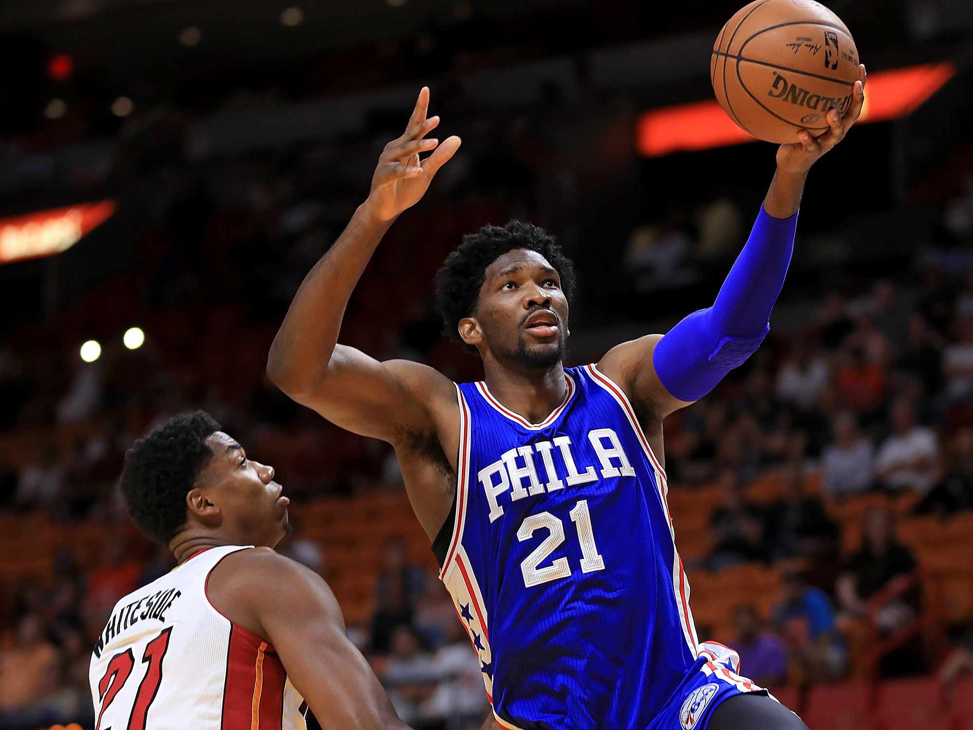 Joel Embiid đang thi đấu thành công tại giải bóng rổ NBA