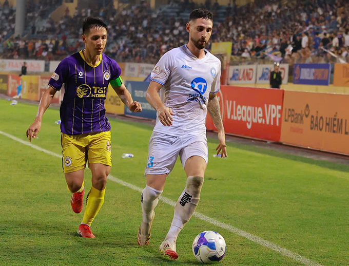 Kevin Phạm Ba hạnh phúc trước sự quan tâm của CĐV nhí - Ảnh: Nam Định FC 