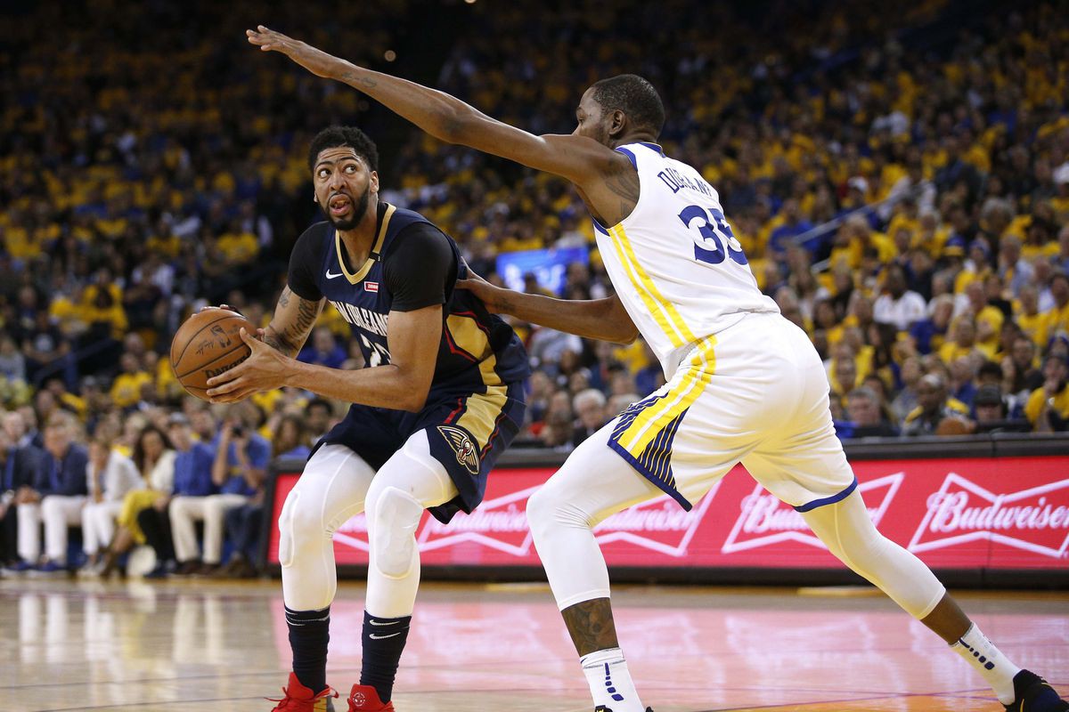Anthony Davis không thể câu được bất kỳ lỗi nào từ Warriors.