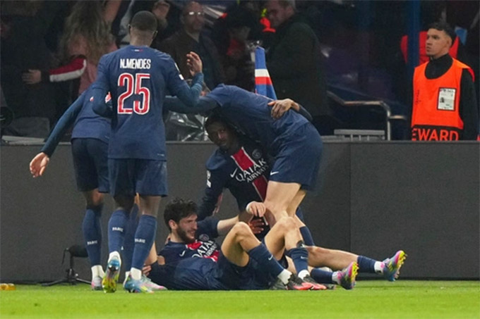 Các cầu thủ PSG ăn mừng với Kvara
