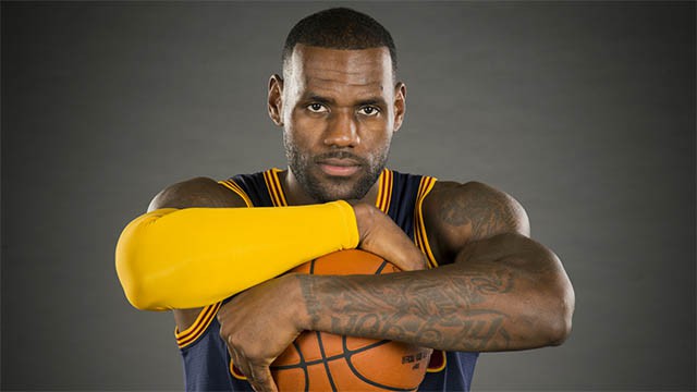 Từ vai khán giả, LeBron trở thành diễn viên chính trong màn trình diễn bước ngoặt