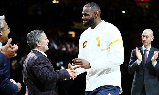 Có lẽ trong Cavaliers, không ai được Gilbert chiều chuộng hơn James.