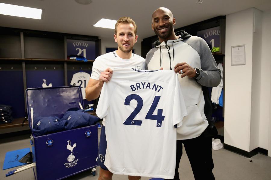 Tin NBA ngày 23/10: Bức ảnh chụp chung của Kobe với Harry Kane.