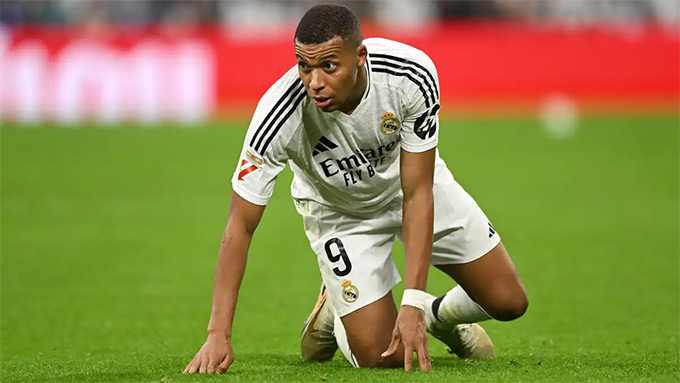 Kylian Mbappe (phải) đã thành danh nên khó thích nghi với môi trường Madrid hơn là những cầu thủ trẻ