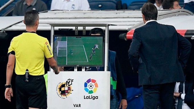 Barca đang dẫn đầu La Liga và đá ít hơn 2 đội đang đua vô địch với họ 1 trận