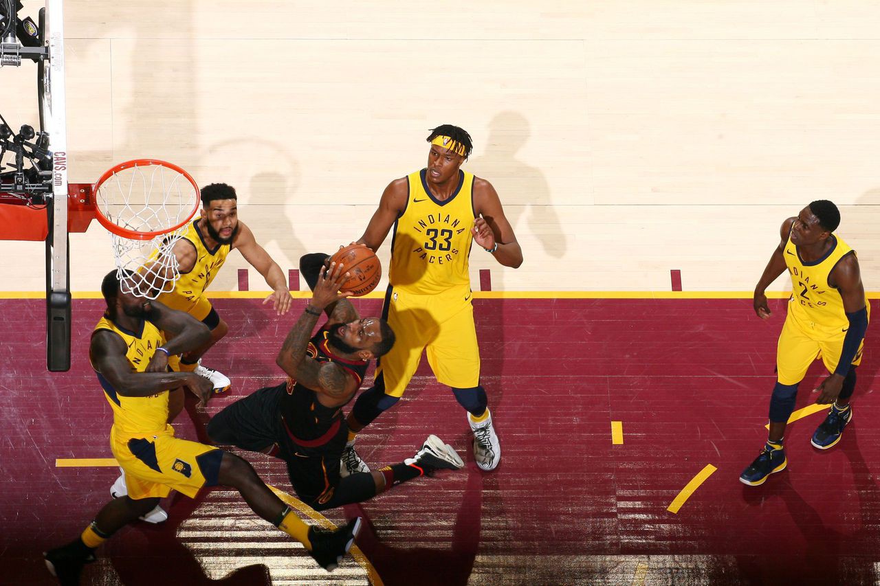 LeBron James giữa vòng vây Pacers.