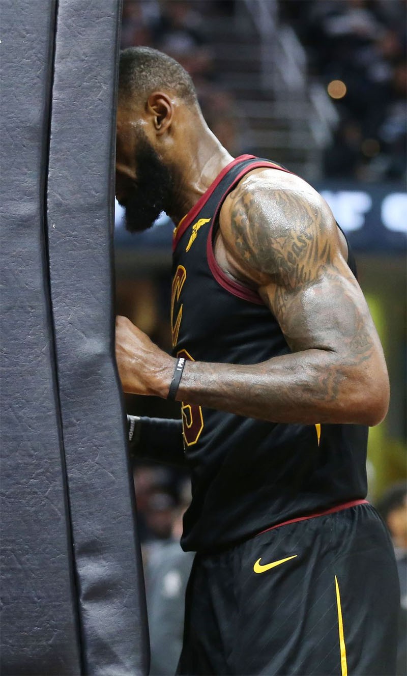 King James cụng đầu vào trụ rổ ở Game 1 thua Pacers