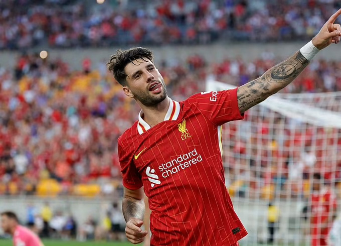 Salah và Alexander-Arnold va chạm trên sân tập