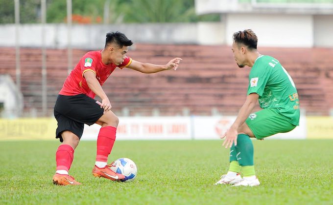 Long An (áo đỏ) vừa có trận thua 0-3 trước Ninh Bình. Ảnh: CTV