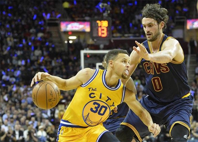 Kevin Love trong nỗ lực ngăn cản Steph Curry
