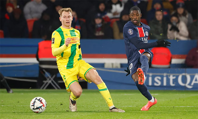 Khắp các khán đài sân Parc des Princes như vào hội